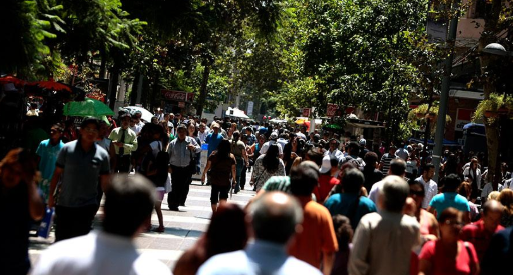 Encuesta Casen: casi 600 mil personas salieron de la línea de la ...