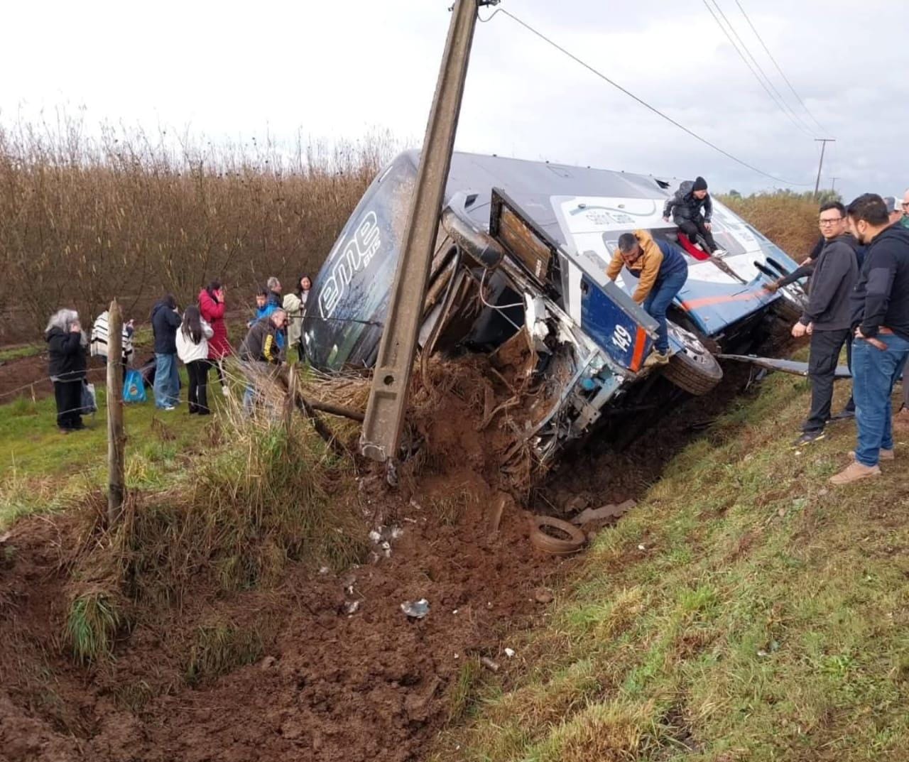 [VIDEO] Volcamiento de un bus de dos pisos en ruta 5 Sur, dejó 40 ...