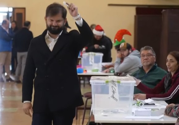 Presidente Boric ya emitió su voto en Punta Arenas - Radio Lautaro